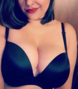 [F] who likes big tits and red lips?