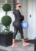 Khloe kardashian showing her sexy bum