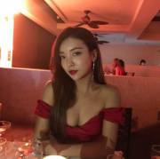 f(x) Luna shows off more cleavage on a date.