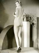Gorgeous vintage nude model (circa 1950s-60s?)