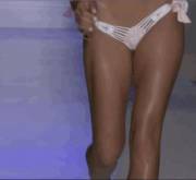 Daniela Lopez being sexy on the runway (x-post from r/OnStageGW)