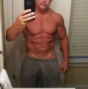 Bodybuilder fra(M)e with an obsession for training hard