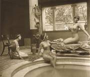 Un Tableau Vivant dans L'Atrium photographed by Jules Richard (c. 1908-10)