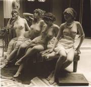 Lovely Ladies in L'Atrium photographed by Jules Richard (1908-10)