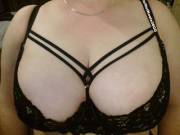 Black lace bra 38GG &amp; cleavage ;)