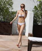 Lindsay Lohan bikini cameltoe (x-post /r/CelebrityCandids )
