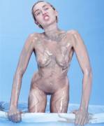 Miley Cyrus fully naked