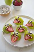 Little snacks: Apple monsters 