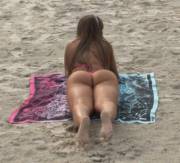 Candid booty on the beach [gif]