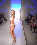 Daniela Lopez showing off her ass on the runway (x-post from r/OnStageGW)