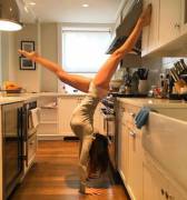 Hilaria Baldwin Kitchen Yoga (x-post r/hotinthekitchen