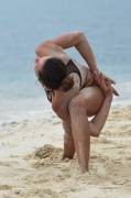 Dayane Mello doing beach yoga