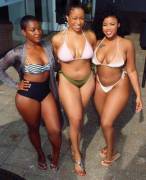 Three curvy ebony babes in bikinis