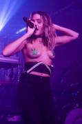 Tove Lo showing off her pasties (x-post from r/OnStageGW)
