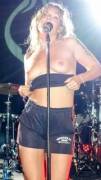 Tove Lo flashes crowd at show in Sydney, AU