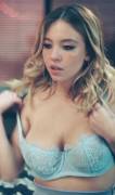 Sydney Sweeney taking off her bra and showing us her glorious tits!