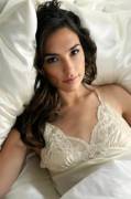 Gal Gadot would honestly be the perfect wife, imagine waking up to this sight every morning.