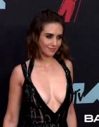 Alison Brie in flaunt mode [gfy]