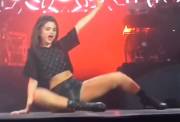 Selena Gomez should give thigh jobs on stage