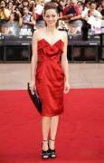 Marion Cotillard dans une robe rouge