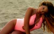 Beyonce's Swimsuit Crease &lt;3