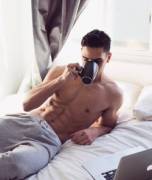 Coffee in bed (X-Post /r/meninbed)