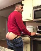 Cooking some breakfast (X-Post /r/thicchaps)