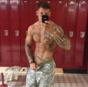Army bro in the locker room (X-Post /r/uniformedmen)