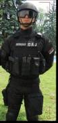 There just is something undeniably sexy in SWAT-team uniforms..