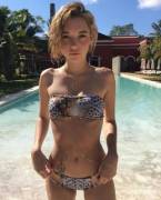 [img] Sarah Snyder by the pool (Tumblr: TheSarahSnyder)
