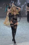Elsa Hosk on the VS runway (x-post from r/OnStageGW)