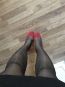 Do red heels work with these black nylons?