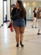 A nice fat teen booty spotted at the mall (x-post from /r/BBWDonkCandids