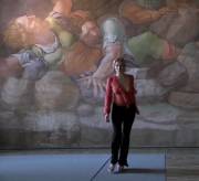 Braless babe bouncing in a museum (Monamour, 2005)