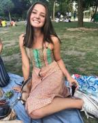 A beautful girl having a picnic