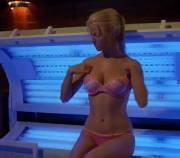 Chelan Simmons preparing for her tanning bed [gif]