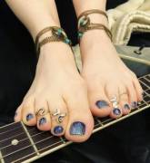sexy guitar toes, great foot jewelry