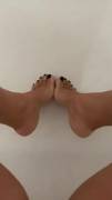 Pissy green toes [f]