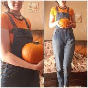 It's pumpkin season. This pumpkin is almost as smol as meeee. I'm a spoopy girl!