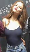 I support Selena's decision to go braless!
