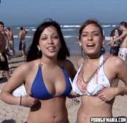 Fun flashing girls on the beach [gif]