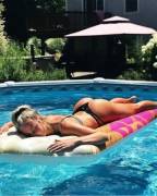 Tanning on a floaty (x-post /r/tandabuns)