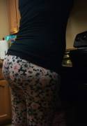 As requested, my pregnant booty in yoga pants. [mild]