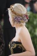Emilia Clarke's hairstyle with fresh flowers for 2019 Met Gala