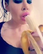 Sanna Rough - Eating banana like a pro!