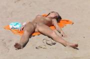 Tanning her beach pussy