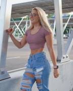 Love the way her tiny waist flows into those jeans. such a sexy outfit!