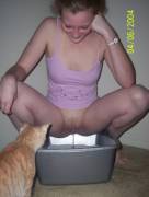 girl peein in the litter box - Reddit loves cats ;)