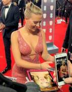 Scarlett Johansson signing and teasing her boobs to the fans..