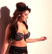Kelly Brook jiggles all the way...